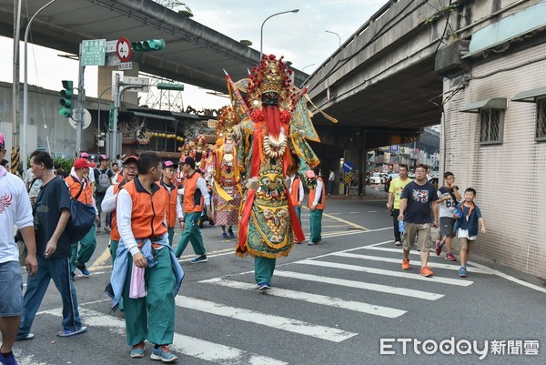 ▲▼艋舺青山宮青山王祭典,宗教信仰,祭祀習俗,艋岬大拜拜,遶境,暗訪,八家將,陣頭。（圖／記者李毓康攝） 