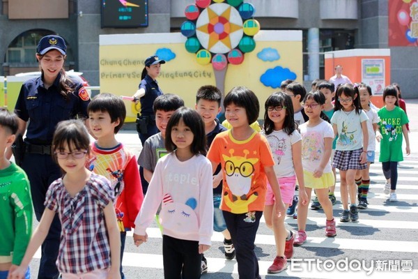 ▲▼全國警察新制服4月18日上路           。（圖／記者陳崑福翻攝）