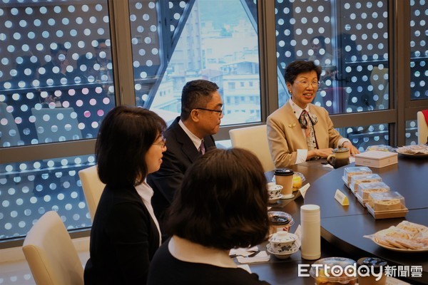 ▲▼ 海峽交流基金會16日下午首次舉辦「海基會與陸配姊妹午後有約」活動，由董事長張小月主持，面對面與他們喝下午茶談心。。（圖／海基會提供）