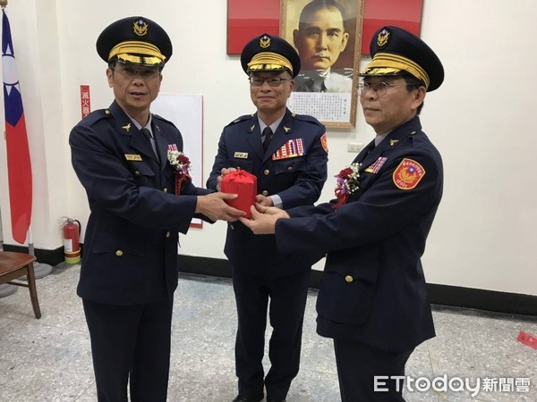 ▲台南市警局保安警察大隊卸、新任大隊長布達交接典禮，由市警局長黃宗仁（中）親臨主持。（圖／記者林悅翻攝）