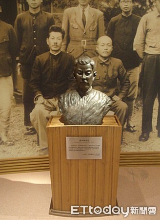 ▲茶業文化展示館紅茶館專區設立的新井耕吉郎銅像。