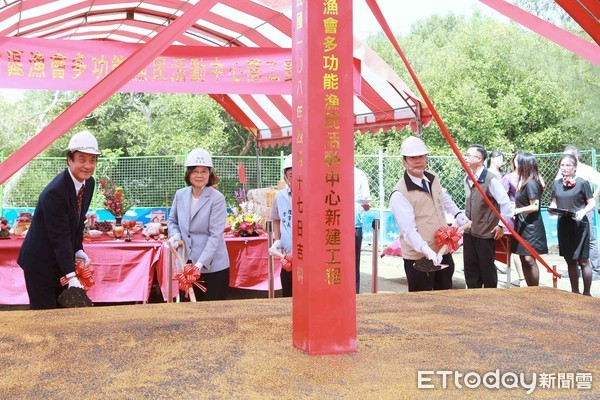 ▲南市區漁會籌建多功能漁民活動中心，在安平區舉行動土典禮，蔡英文總統、台南市長黃偉哲，立法院蘇嘉全院長、農委會陳添壽副主委、漁業署黃鴻燕署長等人相偕共襄盛舉。（圖／記者林悅翻攝，下同）