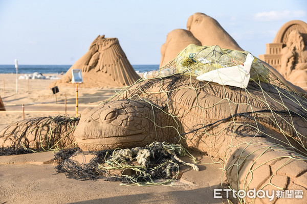 ▲2019福隆國際沙雕藝術季搶先看，海龜搭環保議題。（圖／記者林敬旻攝）