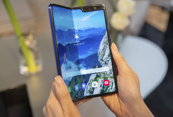 ▲三星官方宣佈，摺疊手機Galaxy Fold將於九月起回歸市場。（圖／達志影像／美聯社）