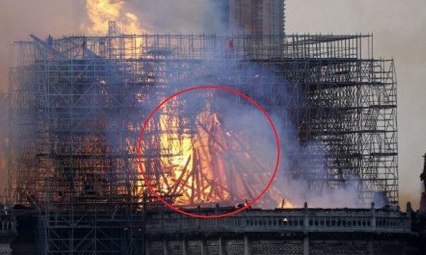 ▲▼網友在聖母院大火中看到耶穌。（圖／翻攝自Facebook／Lesley Rowan）