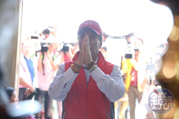 鴻海董事長郭台銘篤信關公，每當郭董遇上難題，總事會到廟裡請示關公的意見。