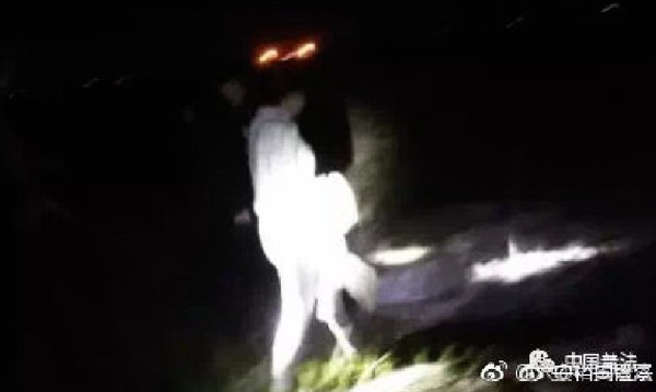 深夜墳場聚賭她扮「白衣女鬼」嚇警　被捕還嗆：你們竟敢抓我！（圖／翻攝自大陸「六安裕安檢察」微博）