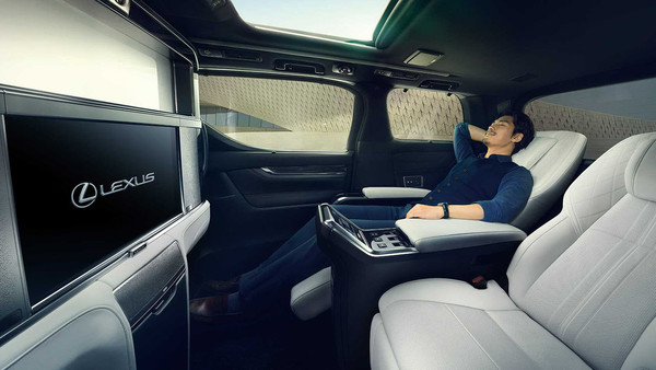 ▲史上最豪華Lexus誕生！全新「LM」有大電視和冰箱超狂。（圖／翻攝自Lexus）