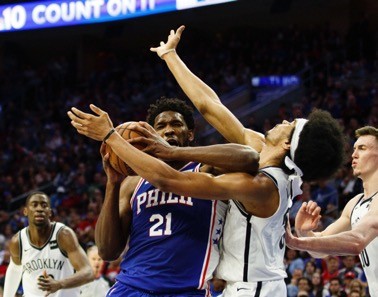 ▲▼恩比德（Joel Embiid）肘擊籃網中鋒艾倫（Jarrett Allen）（圖／達志影像／美聯社）