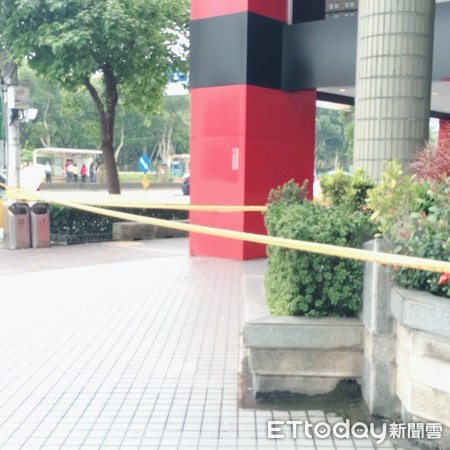 ▲▼地震時，台北市新生南路、信義路口的大樓外牆磁磚掉落。（圖／ETtoday新聞雲讀者提供）
