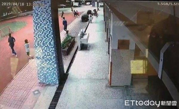 ▲▼花蓮418強震，銅門國小師生逃出教室及辦公室。（圖／記者蕭可正翻攝）