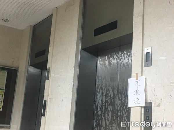 ▲▼台北地方法院因地震停電，電梯外貼上不准搭告示。（圖／記者楊佩琪攝）