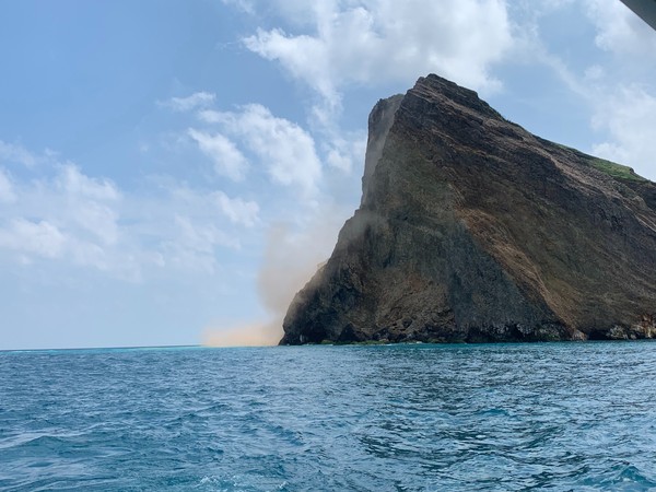 ▲418強震，宜蘭龜山島龜首岩壁崩塌，幸當時周邊海域無船隻落下土石未造人船傷亡。（圖／解說員邱瑞宏提供，下同）