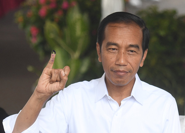 ▲▼印尼總統佐科威（Joko Widodo）展示手指上代表投票完成的染色墨水。（圖／路透）