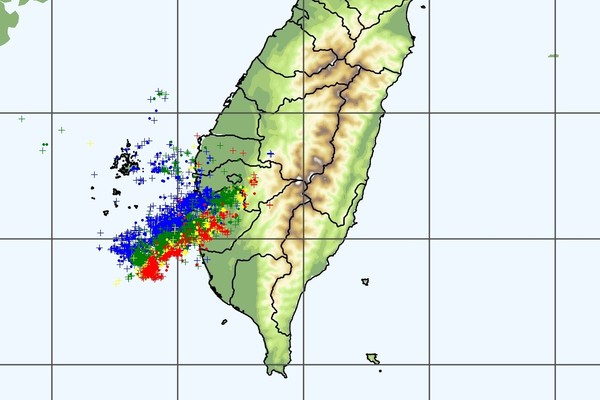 ▲▼完整颮線抵達！「大雨夜襲」3縣市　雲嘉南高超強陣風＋雷擊。（圖／中央氣象局）