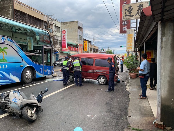 ▲▼ 嘉義某高職校車與民眾汽機車發生擦撞，現場零件散落一地，共四人送醫，詳細事故警方調查中。（圖／記者翁伊森翻攝，下同）