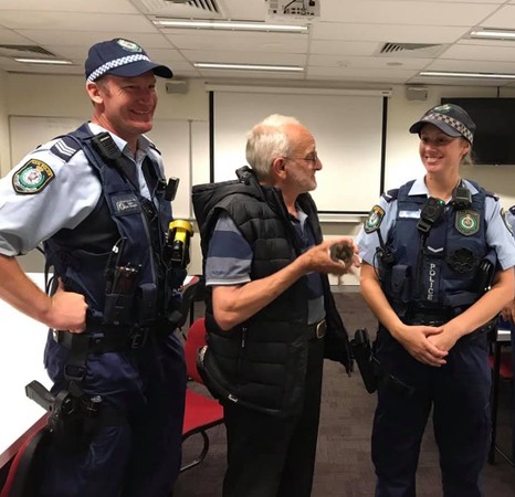 ▲▼澳洲雪梨59歲街友克里斯（Chris）的老鼠先前失蹤，所幸經過新南威爾斯州警方的追蹤，他最後終於與毛寶貝團圓。（圖／翻攝自臉書／NSW Police Force）