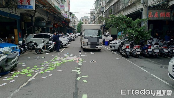 ▲▼男子過馬路對撞小貨車，整個人彈飛5公尺，身邊文件散落滿地。（圖／記者邱中岳翻攝）