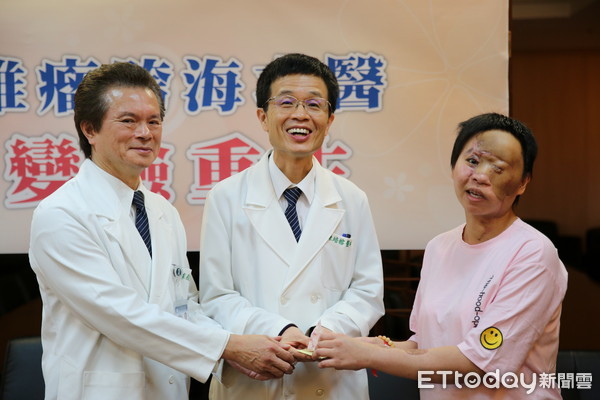 ▲琳琳(右)送卡片感謝醫療團隊，由陳培榕副院長(中)整形暨重建外科主任李俊達(左)代表領謝卡。（圖／記者蕭可正翻攝）