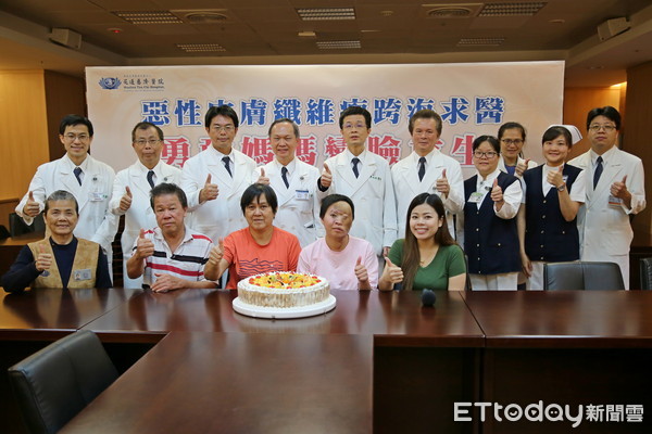 ▲林欣榮院長(左五)與醫療團隊祝福琳琳變臉成功。（圖／記者蕭可正翻攝）