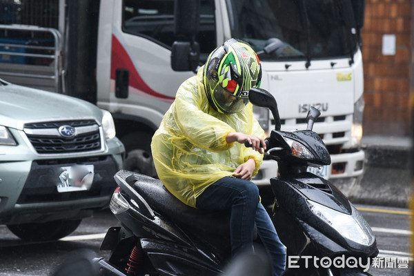 ▲▼下雨天,午後雷陣雨,天氣,雨,雨傘,躲雨。（圖／記者林敬旻攝）