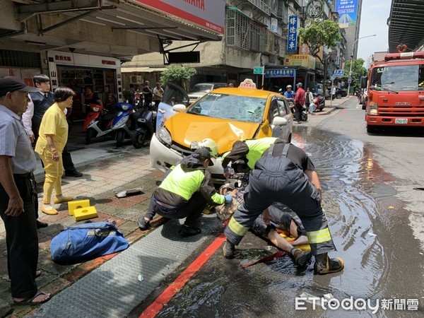 ▲▼計程車恍神衝撞復康巴士乘客及消防栓。（圖／記者陳豐德翻攝）