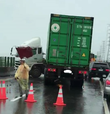 ▲台61彰化西濱路段，下午發生大貨車為了閃避前方工程車，自撞護欄。（圖／翻攝自Facebook／彰化踢爆網）