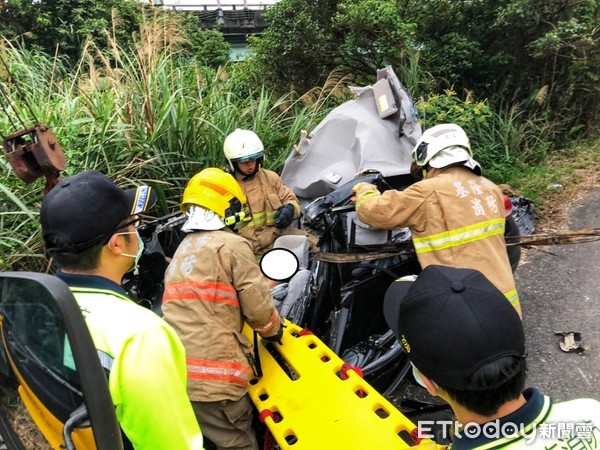 ▲ 中山高暖暖交流道南下匝道車禍 受困男駕駛已無生命跡象。（圖／記者郭世賢翻攝）