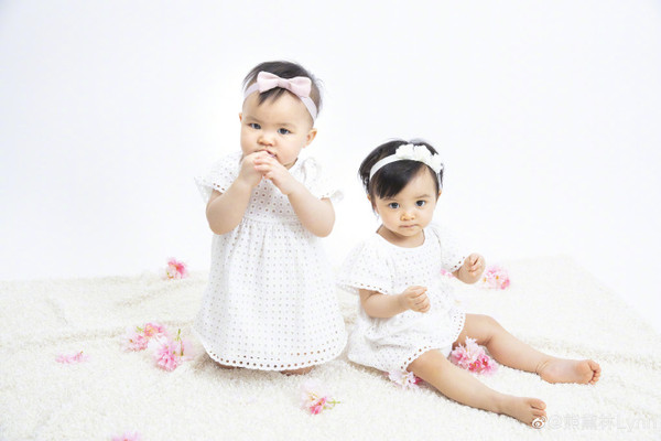 ▲熊黛林曬照慶祝雙胞胎女兒滿1歲生日。（圖／翻攝自微博／熊黛林Lynn）