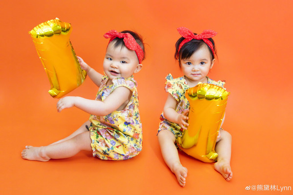 ▲熊黛林曬照慶祝雙胞胎女兒滿1歲生日。（圖／翻攝自微博／熊黛林Lynn）