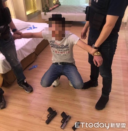 ▲▼男子彈槍酒店狂歡，警方趁男子到飯店休息時進入逮人。（圖／記者邱中岳翻攝）