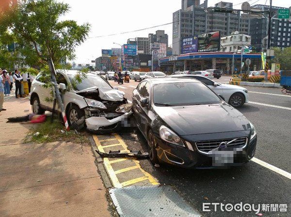 ▲恍神自撞「烏龜翻」！神盾Volvo護輕傷　被撞的「車柱都變形了...」。（圖／記者陳凱力翻攝）