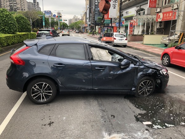 ▲恍神自撞「烏龜翻」！神盾Volvo護輕傷　被撞的「車柱都變形了...」。（圖／記者陳凱力翻攝）