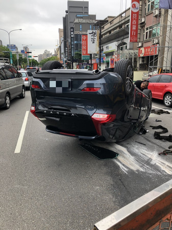 ▲恍神自撞「烏龜翻」！神盾Volvo護輕傷　被撞的「車柱都變形了...」。（圖／記者陳凱力翻攝）