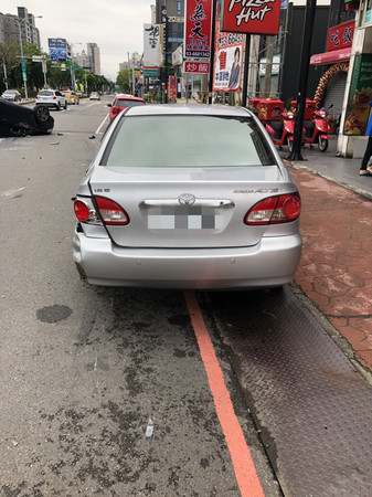 ▲恍神自撞「烏龜翻」！神盾Volvo護輕傷　被撞的「車柱都變形了...」。（圖／記者陳凱力翻攝）