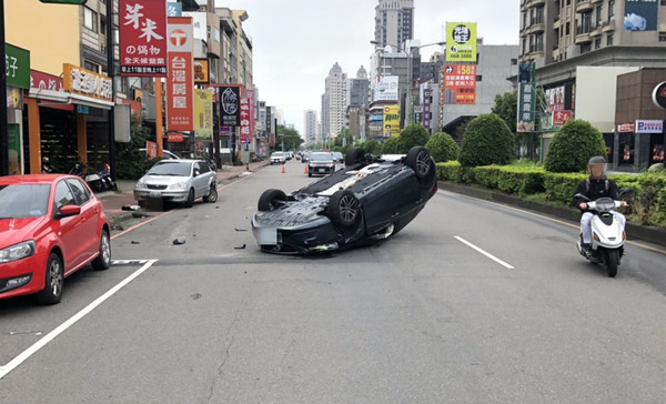 ▲恍神自撞「烏龜翻」！神盾Volvo護輕傷　被撞的「車柱都變形了...」。（圖／記者陳凱力翻攝）