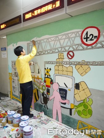 ▲▼台鐵南港車站花費近3個月時間，打造以鐵道交通安全為主題的彩繪牆。（圖／台鐵提供）