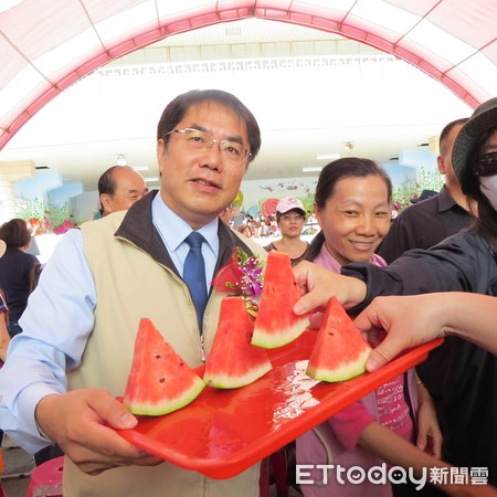 ▲「2019學甲區西瓜紅腳笭產業文化節」，在華宗紀念公園隆重開幕，由「西瓜王」競賽及「模範母親表揚」揭開序幕，市長黃偉哲等人親自參與活動。（圖／記者林悅翻攝，下同）