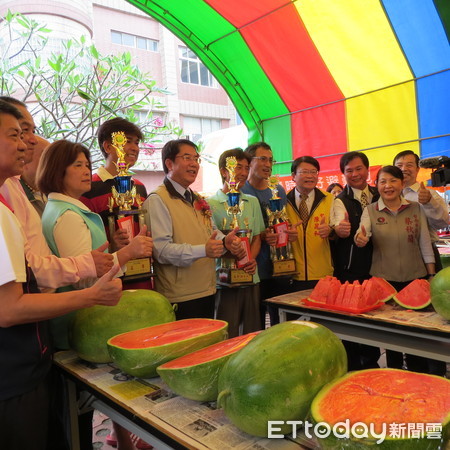 ▲「2019學甲區西瓜紅腳笭產業文化節」，在華宗紀念公園隆重開幕，由「西瓜王」競賽及「模範母親表揚」揭開序幕，市長黃偉哲等人親自參與活動。（圖／記者林悅翻攝，下同）