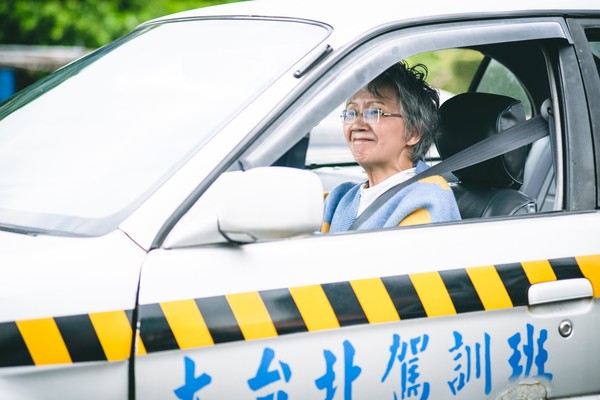 ▲▼ 陸弈靜為戲開車            。（圖／民視提供）