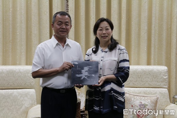 ▲熱愛飛行的攝影大師張大川長拜會花蓮縣長徐榛蔚。（圖／花蓮縣政府提供，下同）