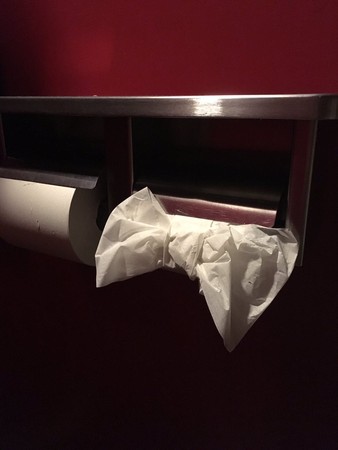 ▲▼日本廁所衛生紙折成蝴蝶結很髒。（圖／翻攝自Facebook／BIGLOBEニュース／にゃ一こ）