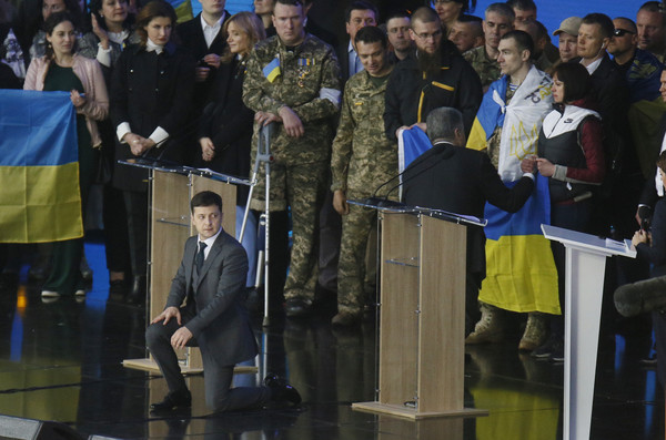 ▲▼烏克蘭總統大選決選前辯論，兩位候選人一起下跪。（圖／達志影像／美聯社）