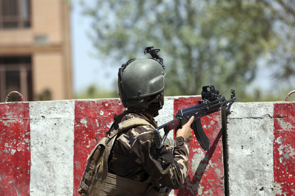 ▲▼阿富汗市中心傳爆炸聲，維安部隊成員在一處掩蔽處待命戒備。（圖／達志影像／美聯社）