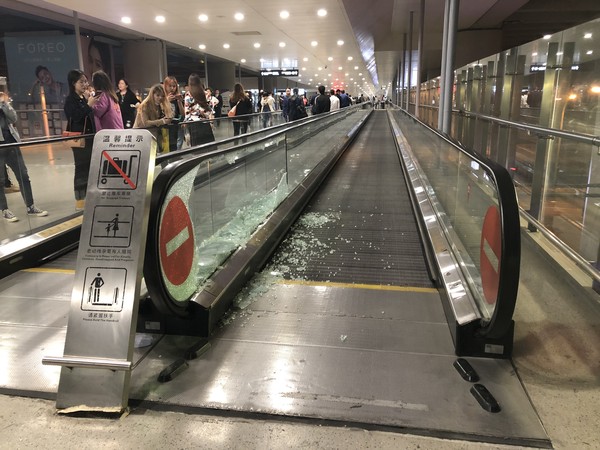▲上海虹橋機場手扶梯玻璃20日碎裂。（圖／CFP）