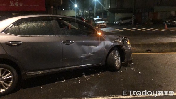 ▲▼賴姓男子逆向開著轎車，與鄭女開的轎車發生對撞。（圖／記者趙永博攝）