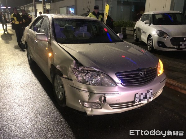 ▲▼賴姓男子逆向開著轎車，與鄭女開的轎車發生對撞。（圖／記者趙永博攝）