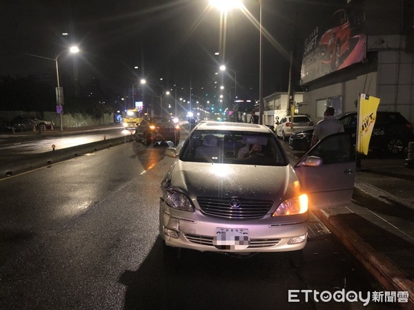 ▲▼賴姓男子逆向開著轎車，與鄭女開的轎車發生對撞。（圖／記者趙永博攝）