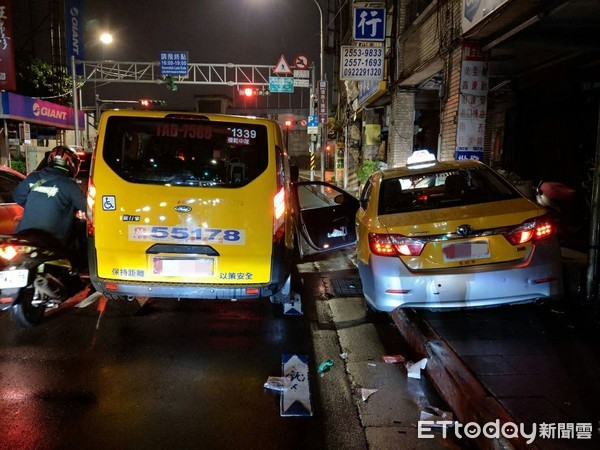 ▲江姓司機突然無呼吸心跳，車輛失控撞斷路旁變電箱。（圖／記者張君豪翻攝）