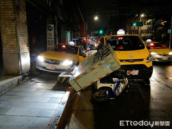 ▲江姓司機突然無呼吸心跳，車輛失控撞斷路旁變電箱。（圖／記者張君豪翻攝）